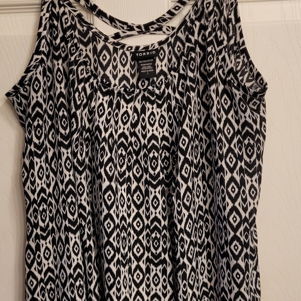Torrid Black and White Patterned Women's Top Sz. 1
